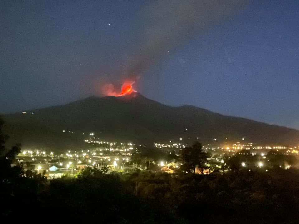 Etna, seconda eruzione in pochi giorni: cade ancora la cenere, le fontane di lava illuminano la notte