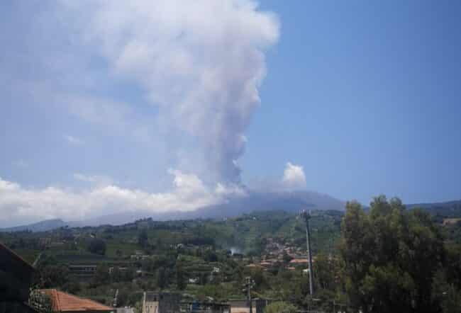 Eruzione dell’Etna, nube di cenere sempre più imponente: ecco cosa sta succedendo sul vulcano