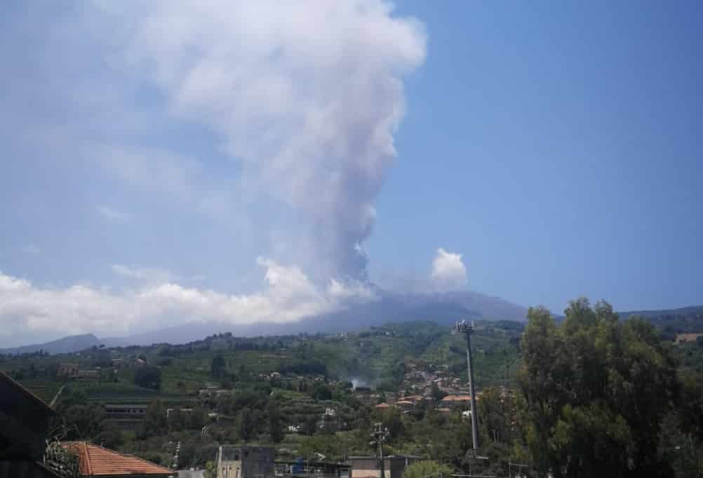 Eruzione dell’Etna, nube di cenere sempre più imponente: ecco cosa sta succedendo sul vulcano
