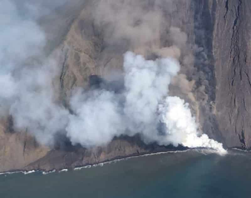 Stromboli, la colata verso il mare attira i turisti. Ingv monitora dall’alto: le FOTO mozzafiato