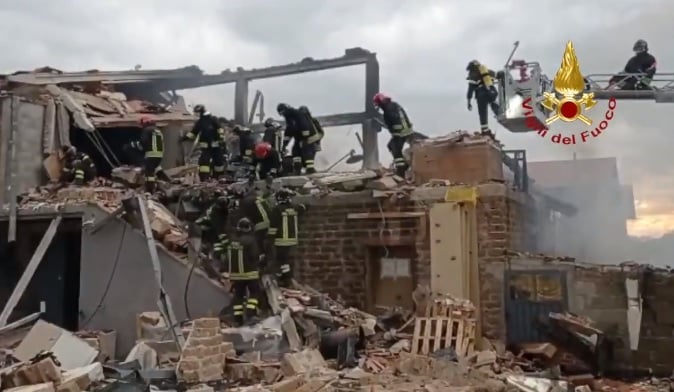 Violenta esplosione in laboratorio, edificio crollato: due morti, in diversi sotto le macerie – VIDEO