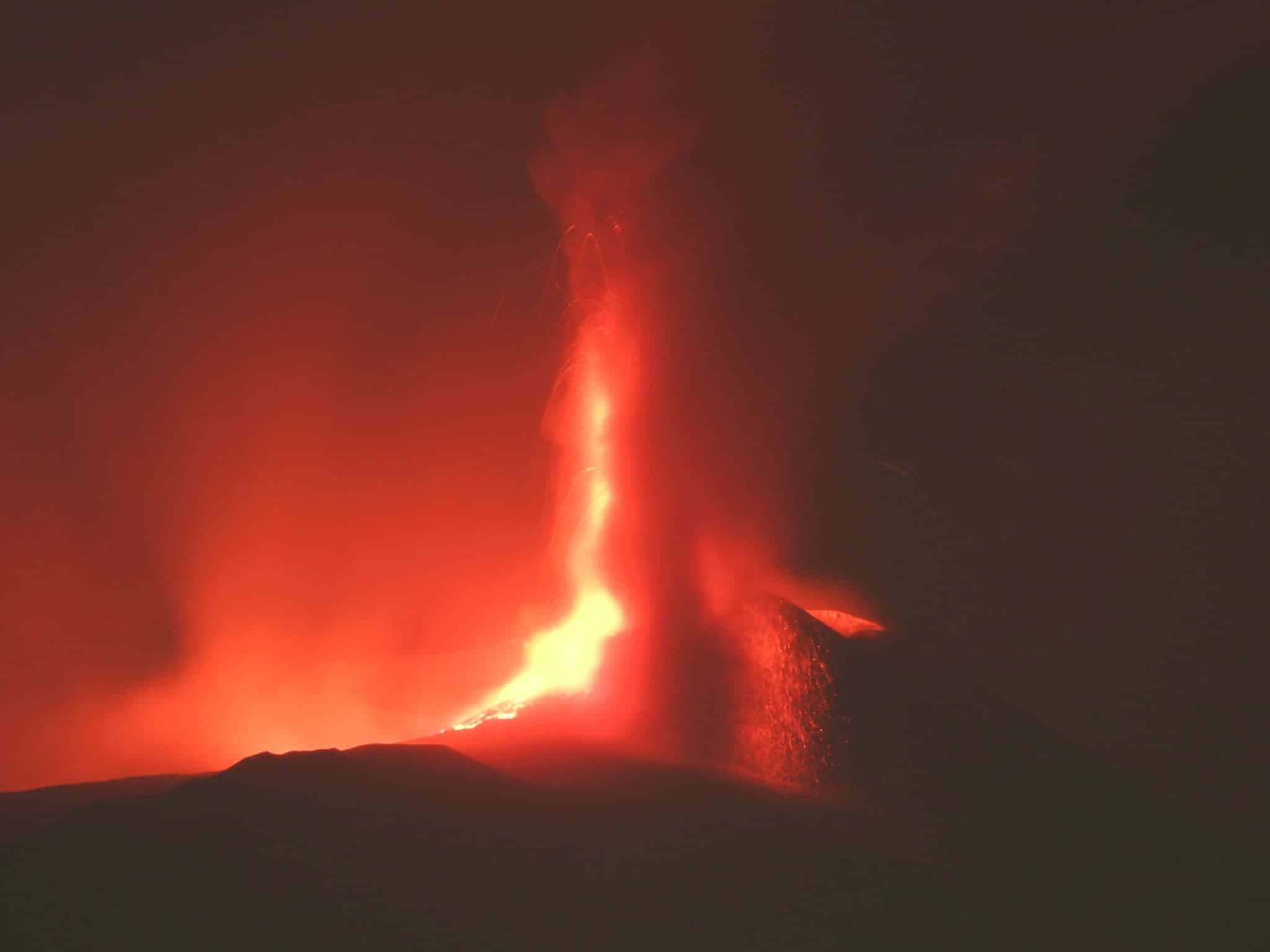 Etna, colata di lava “in lieve raffreddamento”: nuovo bollettino dall’Ingv