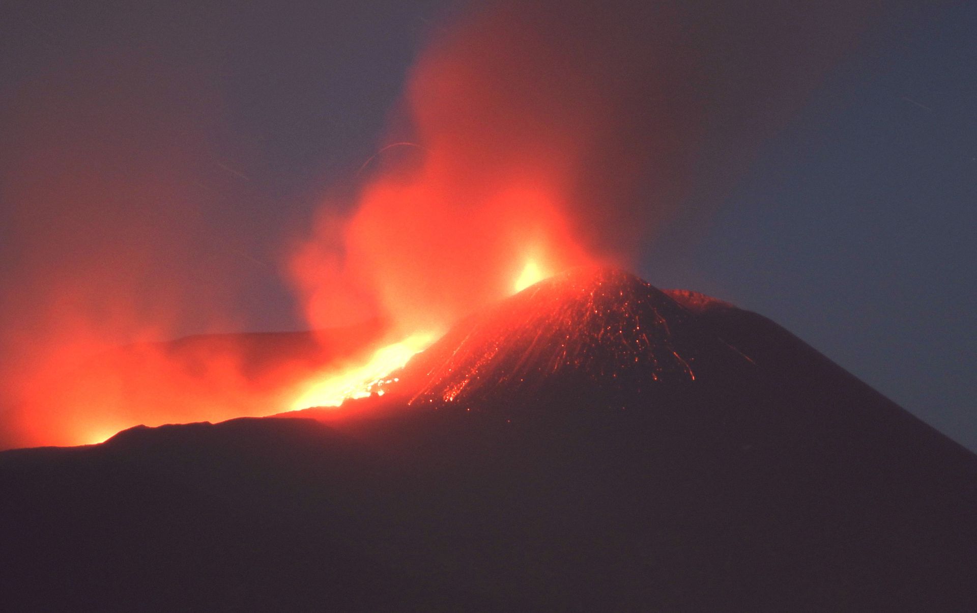 Etna, una notte tra esplosioni, lava e cenere: nuovo aggiornamento dell’Ingv – FOTO