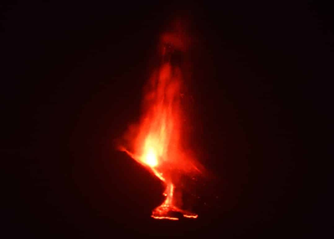 Etna, nuova eruzione notturna: fontane di lava e cenere dal Cratere di Sud-Est – FOTO