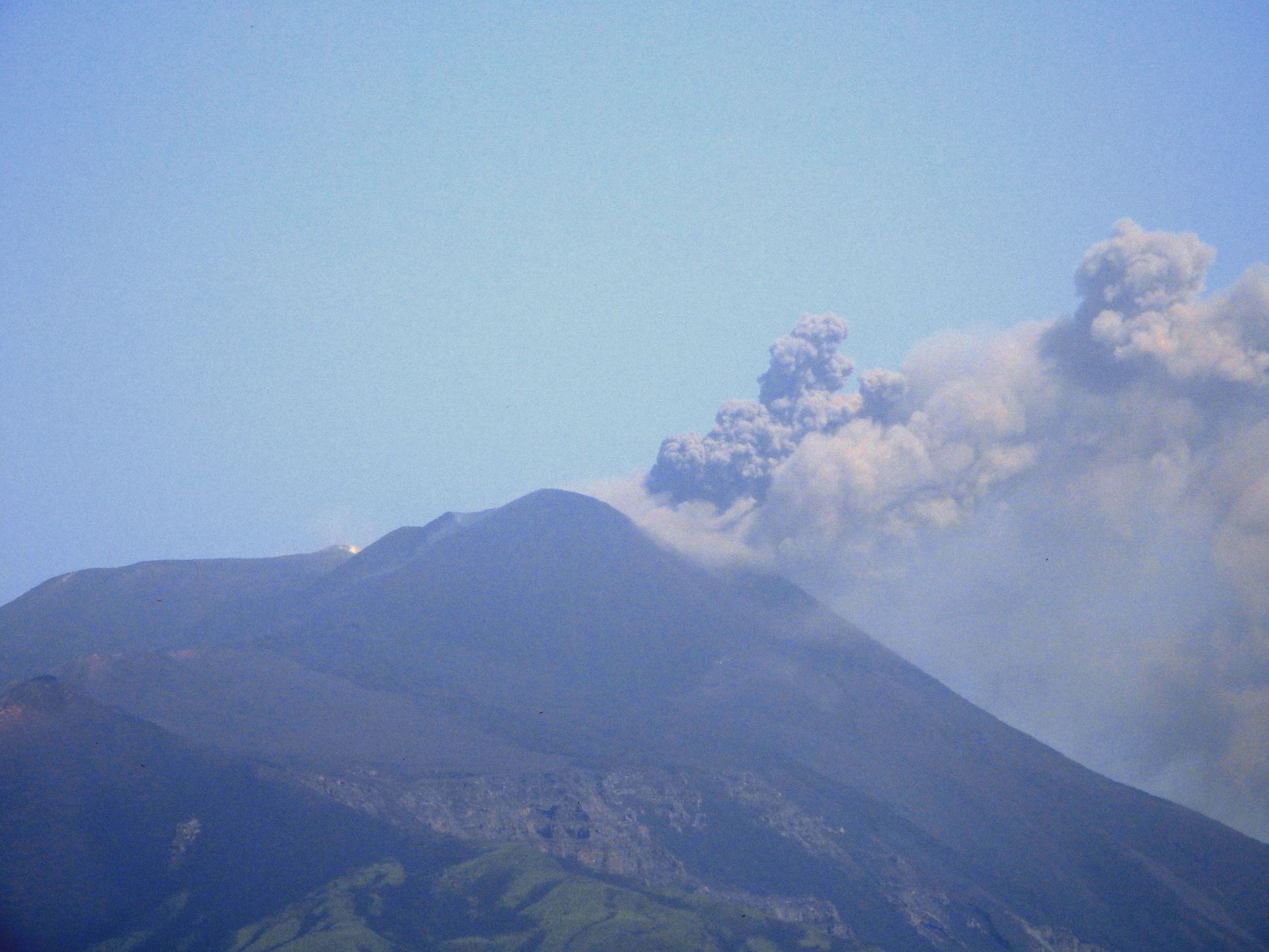 Etna, nube eruttiva alta 4mila metri e attività esplosiva in corso: ecco la situazione del Cratere di Sud Est