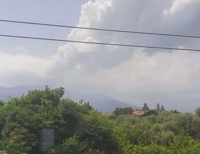 Etna, forti esplosioni e colate di lava dal Cratere di Sud-Est: prosegue la caduta di cenere – AGGIORNAMENTO