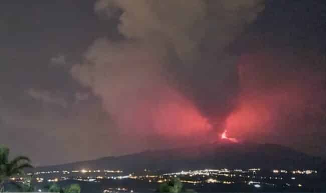 Etna “bello” di notte, boati e fontane di lava: copiosa caduta di cenere nel Catanese – FOTO