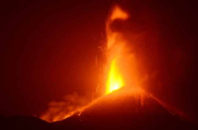 Etna, lo spettacolo delle fontane di lava: nuovo parossismo, terza eruzione in quattro giorni – FOTO