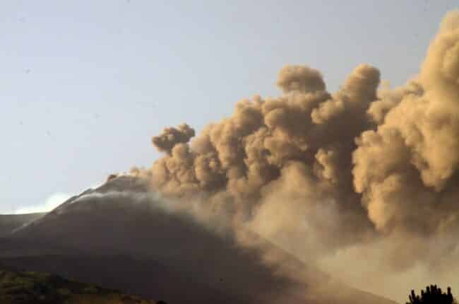 Etna ancora in fermento, fontana di lava e nube eruttiva: nuovi aggiornamenti dell’Ingv