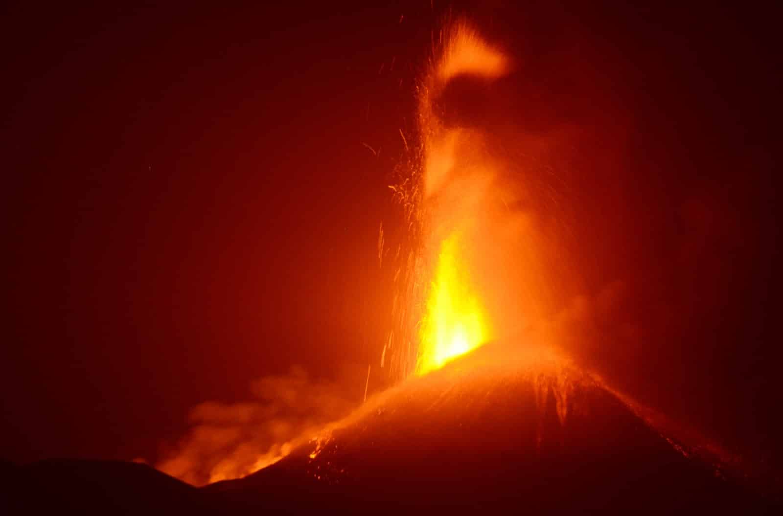 Etna, lo spettacolo delle fontane di lava: nuovo parossismo, terza eruzione in quattro giorni – FOTO
