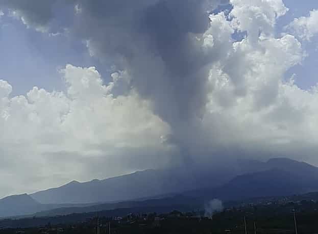 Eruzione dell’Etna, cenere in autostrada e su diverse località del Catanese: le ultime novità dell’Ingv