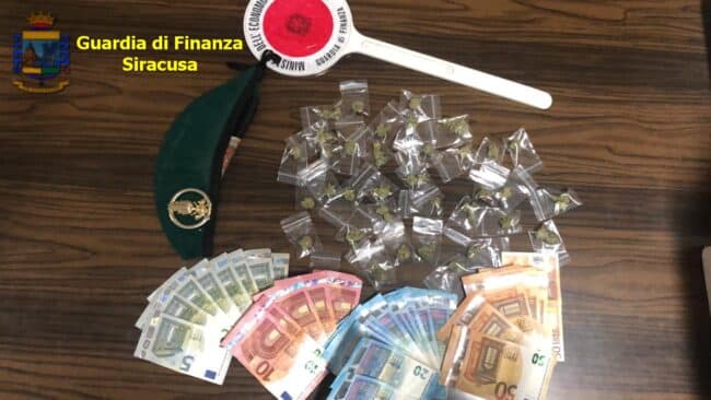 Siracusa, 37 dosi di marijuana nascoste tra i rovi: denunciato un 21enne sorpreso nelle “case parcheggio”