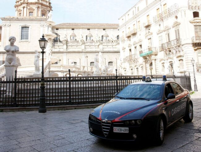 Bambina di 4 anni in preda a crisi respiratoria, intervento salvavita dei carabinieri a Palermo