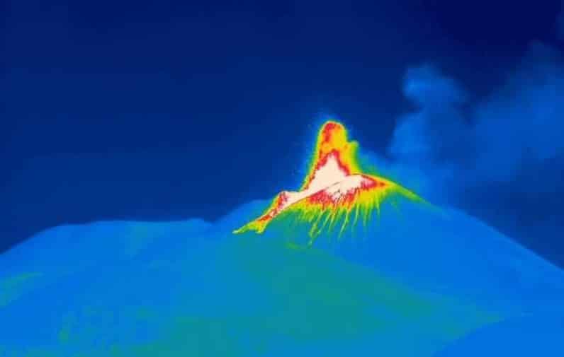 Etna, ennesima fontana di lava dal Cratere di Sud-Est: l’AGGIORNAMENTO dell’Ingv