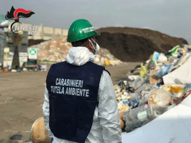 Controlli ambientali, sequestrati due centri e aree per gestione rifiuti: 5 i denunciati