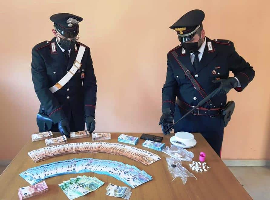 Cocaina e hashish in casa, blitz dei carabinieri: arrestati un uomo e una donna