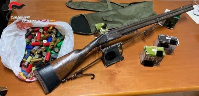 Nasconde un fucile e 300 munizioni in un camper, uomo finisce agli arresti domiciliari