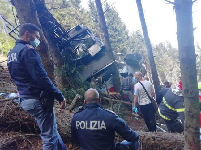 Tragedia in montagna, fune si spezza e precipita funivia: nove morti, due bambini gravi