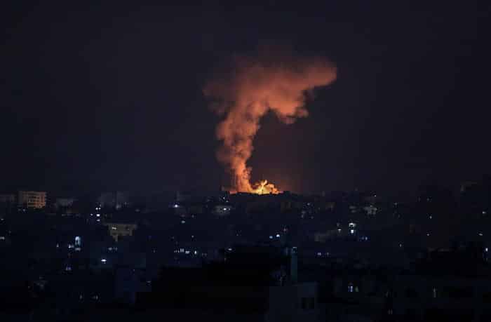 Scontro Israele-Hamas, feroce bombardamento su Gaza: città in fiamme, allarme per tutta la notte