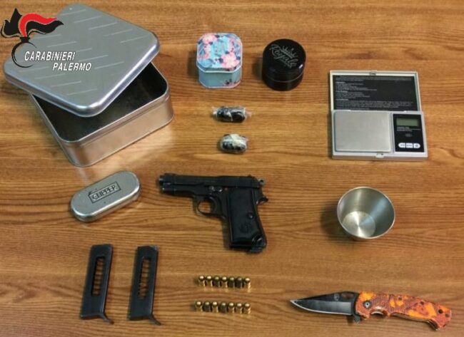 Uomo beccato dai carabinieri consegna il “fumo” ma nasconde la pistola: in carcere 42enne