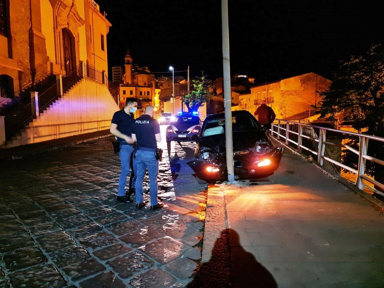 Incidente in serata, violento impatto contro un palo: 5 giovani in ospedale, denunciato un 20enne