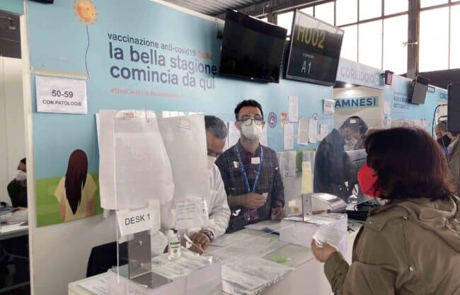 Via alla campagna vaccinale dei 50enni, il bilancio della Fiera del Mediterraneo. Costa: “Oggi Palermo sotto quota cento positivi”