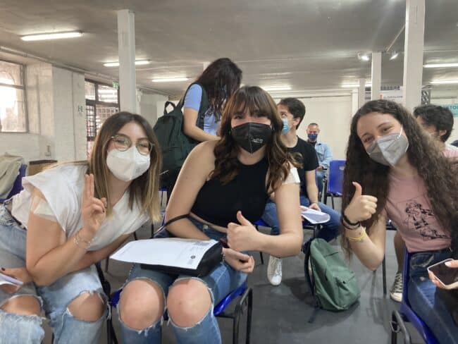 Da oggi vaccini ai maturandi, a Palermo oltre 200 in una sola mattina: “Sono felici, sorridenti e non hanno preferenze”
