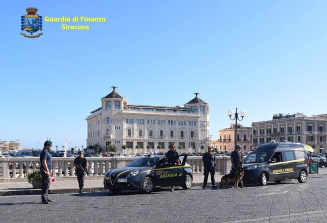 Cani antidroga in azione, scovata droga nella zona “case parcheggio”