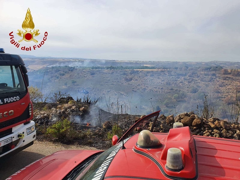 Torna l’emergenza incendi in Sicilia, 16 roghi in 24 ore nel Ragusano: fiamme minacciano abitazioni