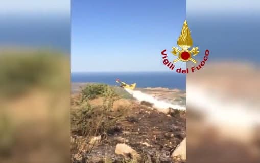 Brucia la Sicilia, boschi in fiamme con i primi caldi: canadair in azione ad Avola antica – VIDEO