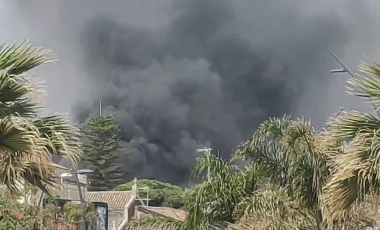 Grosso incendio a Catania, nube di fumo visibile anche dal lungomare: vigili del fuoco sul posto – VIDEO