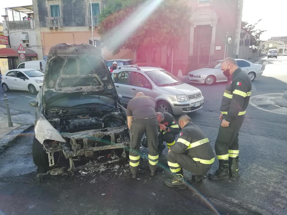 Paura nel Catanese, auto in fiamme danneggia l’esterno di un noto bar – Le FOTO