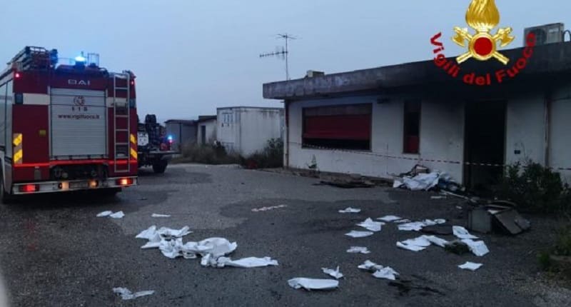 Grosso incendio in Sicilia, fiamme in una cava di sabbia: uffici distrutti