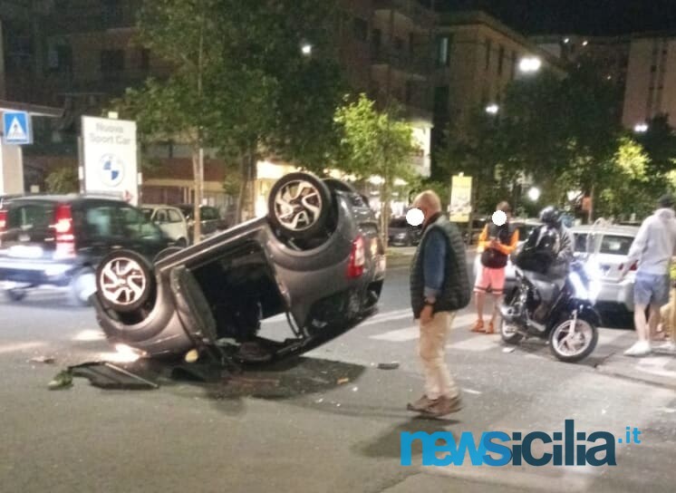 Catania, incidente stradale in corso Italia: macchinetta 50 si ribalta, vigili del fuoco e municipale sul posto