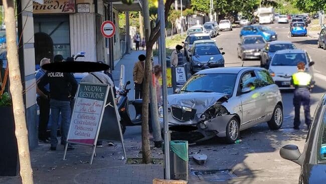 Acireale, grave incidente al Corso Italia. Due feriti al Cannizzaro: un’auto distrutta