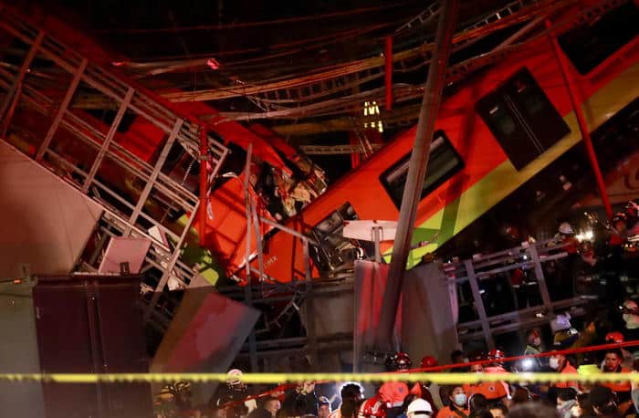 Disastro in Messico, crolla ponte durante passaggio di un treno della metropolitana: decine di morti e feriti