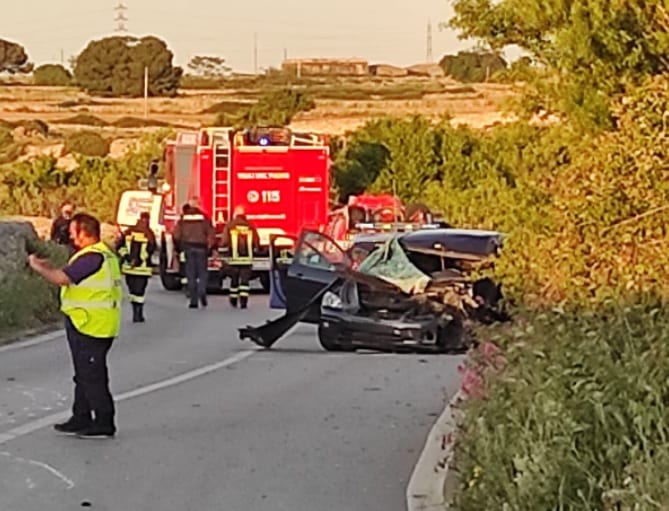 Incidente stradale sulla SP13, impatto auto-furgone: 21enne finisce in ospedale