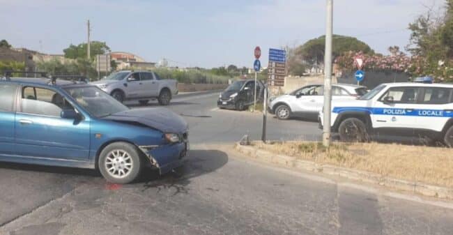 Incidente Stradale sulla SP 85, collisione tra Nissan Primera e Smart: paura per i conducenti