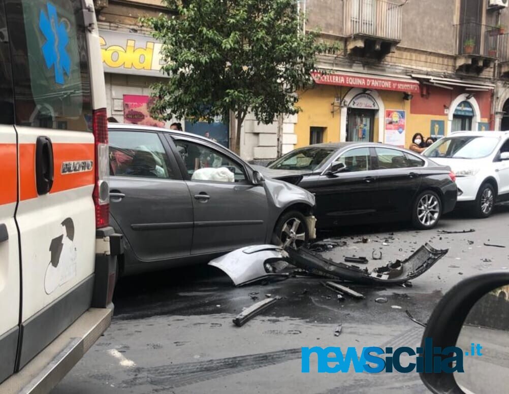 Incidente stradale in via Plebiscito: coinvolte due auto, una persona finisce in ospedale