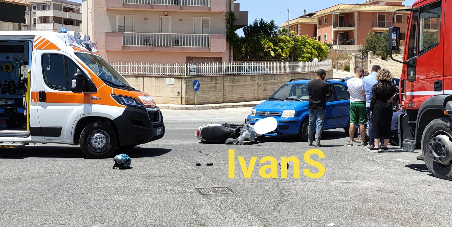 Incidente sulla Pachino-Marzamemi, Fiat Panda entra al rifornimento e si scontra con una Vespa Piaggio