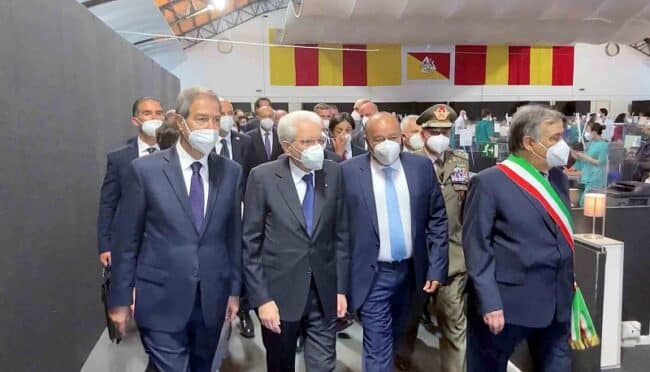 Vaccini, Sergio Mattarella alla Fiera del Mediterraneo. Ingresso tra gli applausi: “Giornata simbolo del riscatto” – VIDEO