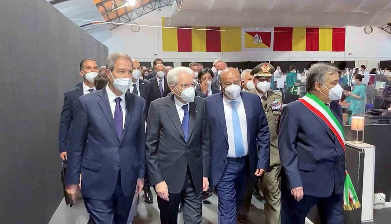 Vaccini, Sergio Mattarella alla Fiera del Mediterraneo. Ingresso tra gli applausi: “Giornata simbolo del riscatto” – VIDEO