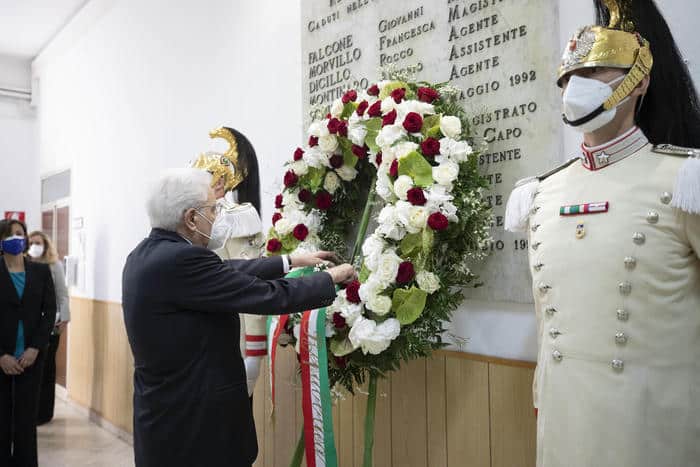 Mattarella ricorda le vittime della strage di Capaci: “O si sta contro la mafia o si è complici”