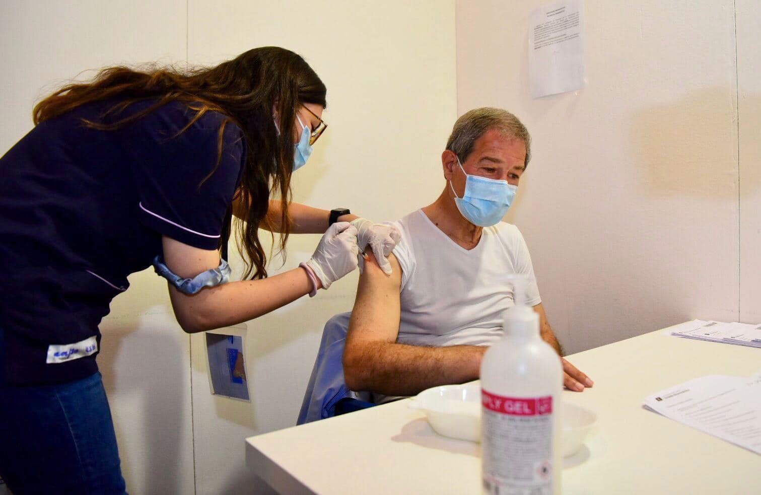 Covid, il presidente Nello Musumeci si vaccina con AstraZeneca: il messaggio alla Sicilia