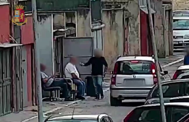Operazione “Transit”, smantellata piazza di spaccio: i NOMI delle persone arrestate – VIDEO