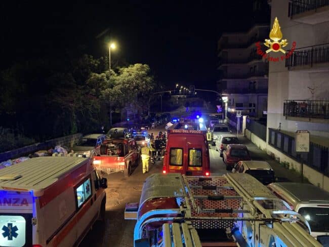 Notte di panico a Catania, ordigno esploso all’ingresso di un’attività: edificio evacuato – DETTAGLI e FOTO
