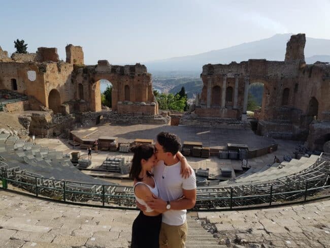 “Mi vuoi sposare?”: commozione e lacrime per una proposta di matrimonio al teatro greco di Taormina – FOTO e VIDEO