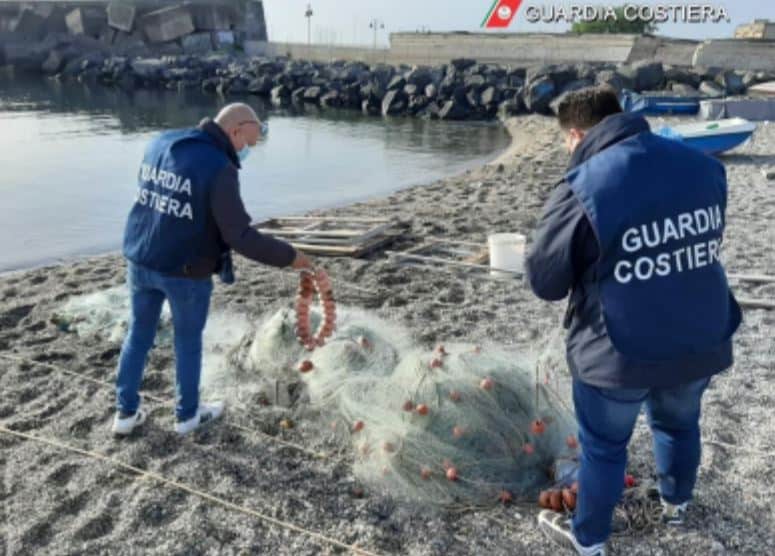 “Pesca sportiva con attrezzi vietati”, intervento della Guardia Costiera nel Catanese: sequestro e confisca – FOTO