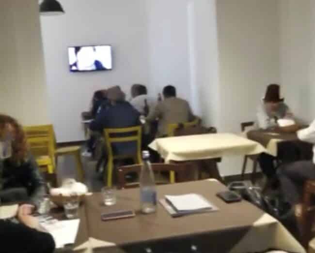 Mangiano e bevono ai tavoli nonostante il Coronavirus, clienti multati e pizzeria chiusa ad Aci Castello