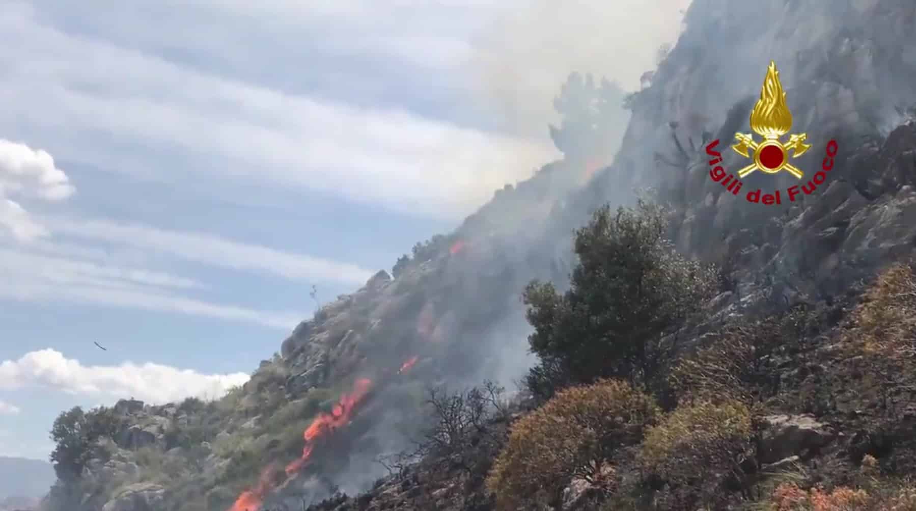 Incendio di Pizzo Sella, vegetazione in fiamme e case in pericolo: il VIDEO dello spegnimento